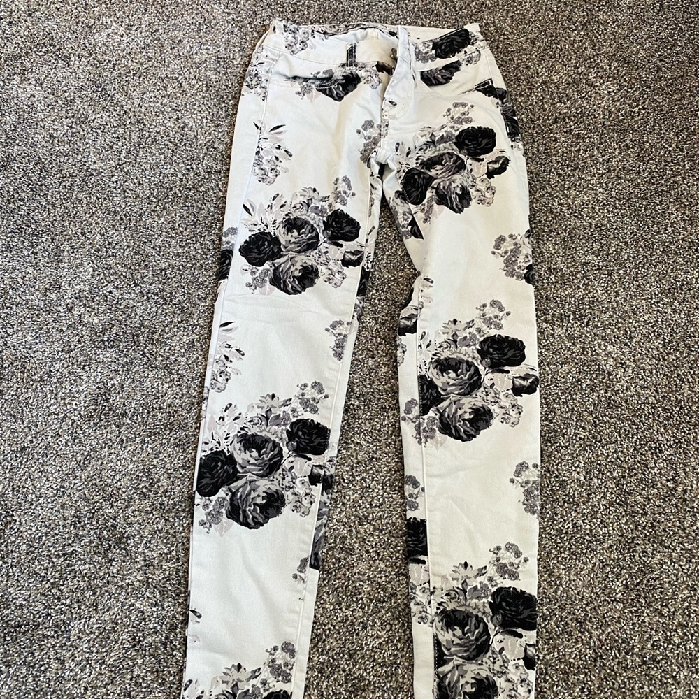 American Eagle low rise black and white floral pants